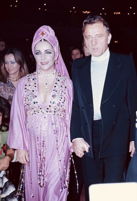 Maria Burton, Elizabeth Taylor Movies, Elizabeth Taylor Style, Taylor Icon, Richard Burton Elizabeth Taylor, Burton And Taylor, Elizabeth Taylor And Richard Burton, Elizabeth Taylor Richard Burton, Elizabeth Taylor Jewelry