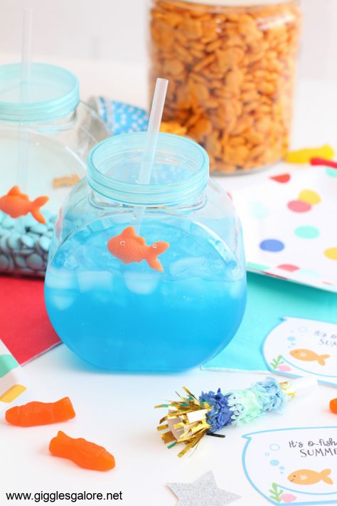 These Fish Bowl O-Fish-Ally Summer Drink and printable tags are the perfect way to toast sunshine and summer fun! Candy Pool Party, Fish Birthday Party Games, Goldfish Themed Birthday Party, Fish Party Ideas, Fish Bowl Drink, Fish Party Favors, Goldfish Swim School Birthday Party, Fish Theme Candy Bar, Goldfish Party Favors