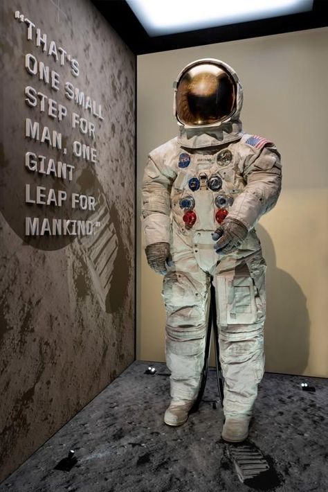 Neil Armstrong's Apollo 11 spacesuit unveiled at Smithsonian - Reuters Neil Armstrong For Kids, Apollo 11 Crew, Apollo 10 1/2, Nasa Apollo 11, Space Launch System, Apollo Space Program, Apollo 11 Mission, Nasa Apollo, Moon Missions