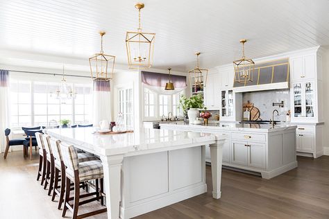 Kitchen Island With Cooktop, Countertop Concrete, Double Island, White Kitchen Traditional, Top Kitchen Designs, Double Island Kitchen, Country Kitchen Designs, Gray And White Kitchen, Kitchen Glass