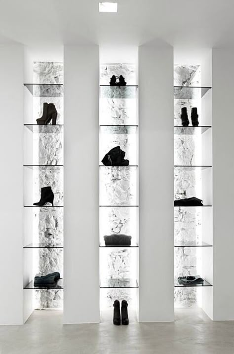 Simple closet | Source: Johannaeo Retail Display Floating Shelves, Shoe Display Retail, Store Display Shelves, Display Wall Design, Retail Lighting Design, Cortona Italy, Store Lighting, Display Visual Merchandising, Shoe Store Design