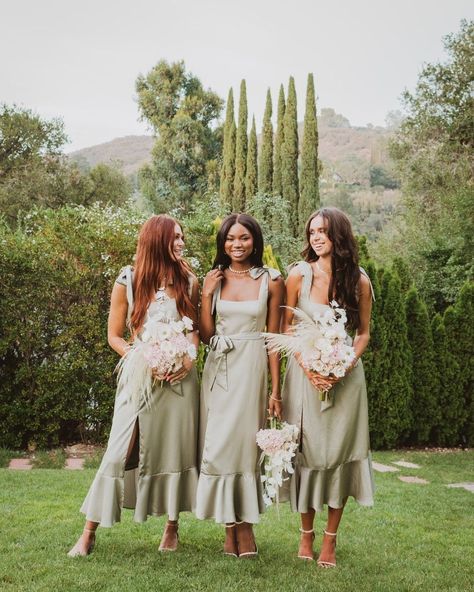 Bridesmaid Dresses Bohemian, Sage Green Wedding Colors, Mumu Wedding, Midi Bridesmaid Dress, Sage Green Bridesmaid Dress, Green Wedding Colors, Sage Wedding, Boho Style Wedding, Elegant Bridesmaid Dresses