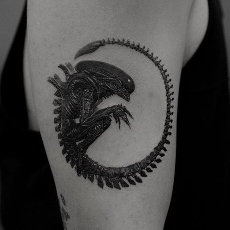 Tattoo by Coldgray #Coldgray #SciFitattoos #scifi #sciencefiction #Alien #illustrative #realism #realistic #hyperrealism #HRGiger #Xenomorph #horror #darkart #movie #film Alien Movie Tattoo, Alien Tattoo Xenomorph, Movie Tattoo Ideas, Rick And Morty Tattoo, Horror Movie Tattoos, Alien Movie, Movie Tattoo, Movie Tattoos, Omerta Tattoo