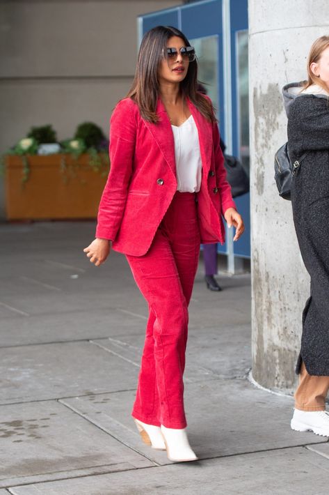 Priyanka Chopra - JFK Airport 12/15/2018 Priyanka Chopra Airport Looks, Airport Outfit Indian, Women Business Fashion, Priyanka Chopra Style, Classy Airport Outfit, Celebrity Inspired Outfits, Outfit Indian, Winter Palette, Jfk Airport