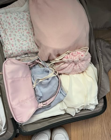 Star Coquette, Brandy Melville Outfits, Victoria Secret Angel, Cute Luggage, Mazzy Star, Girly Wall Art, Dior Makeup, Pink Pilates Princess, Pink Pilates