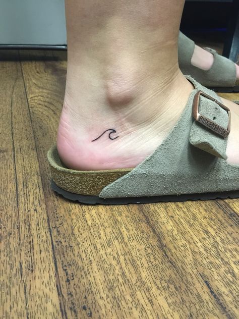 Simplicity - Small wave tattoo Heel Tattoos, Tattoo Wave, Simple Wave Tattoo, Marine Tattoo, Small Wave Tattoo, Small Foot Tattoos, Simple Tats, Wave Tattoo Design, Tattoo Ankle