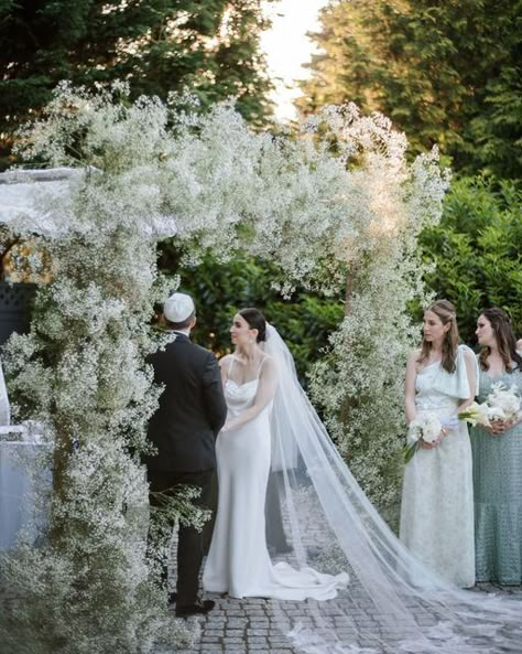 Wedding Chuppah Flowers, Huppah Wedding, Chuppah Flowers, Chuppah Decor, Gypsophila Wedding, Wedding Chuppah, Night Time Wedding, Neutral Wedding Flowers, Indoor Wedding Ceremonies