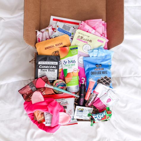 Period Package For Girlfriend, Balloon Hamper, Hbd Ideas, Period Essentials, Period Package, Emergency Kit For Girls, Girl Kit, Giveaway Ideas, Box Subscriptions