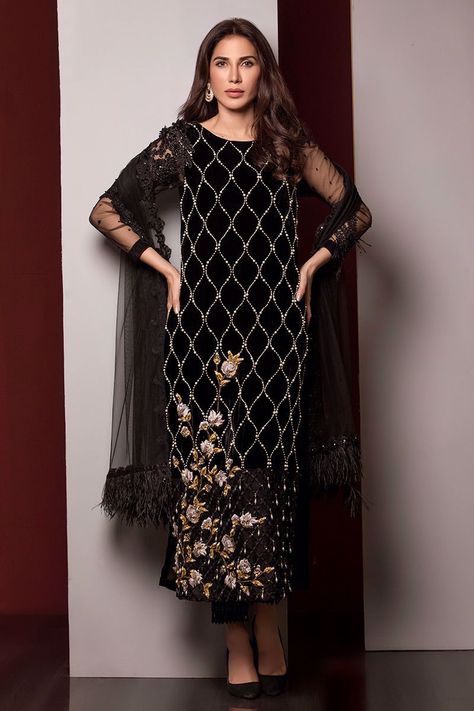 Velvet Outfits For Women, Black Velvet Outfit, Long Black Shirt Dress, Long Shirt Outfits, Long Black Shirt, Dress Design Pakistani, Fancy Shirt, Bridal Party Outfit, Pakistani Fancy Dresses