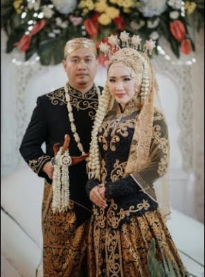 Baju pengantin adat jawa tengah modern Pengantin Jawa Modern, Pose Foto Pernikahan, Javanese Wedding, Adat Jawa, Hijab Wedding Dress, Modern Hijab, Info Whatsapp, Photoshoot Makeup, Pre Wedding Photos