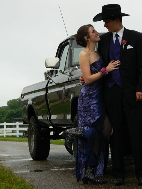 Luke proposed to Mae! How cute! Prom Country, Prom Pictures Couples Black, Country Prom, Prom Pictures Group, Prom Pictures Couples, Prom Goals, Prom Picture Poses, Homecoming Pictures, Prom Look