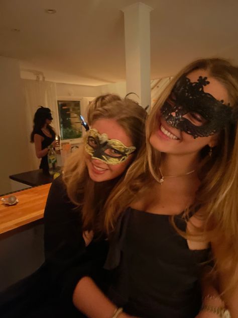 Halloween Inspo Pics, Halloween Friends Aesthetic, Halloween Pics With Friends, Autumn Costume, Halloween Masquerade Party, Masquerade Halloween Costumes, Masquerade Halloween, Masked Ball, Fest Outfits