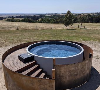 w Diy Plunge Pool, Casa Hobbit, Outdoor Hot Tub, Pool Kits, Outdoor Tub, Plunge Pools, Round Pool, Stock Tank Pool, Camp Site