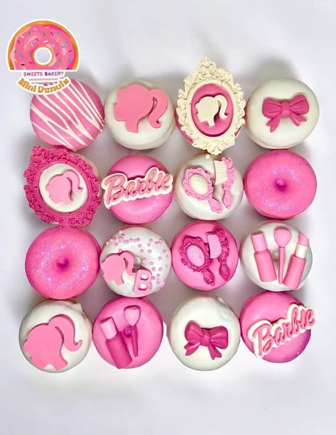 Donut Birthday Cake, Gourmet Candy Apples, Donut Decorating Ideas, Donuts Gourmet, Donut Tower, Donut Display, Candy Land Birthday Party, Donut Box, Donut Decorations