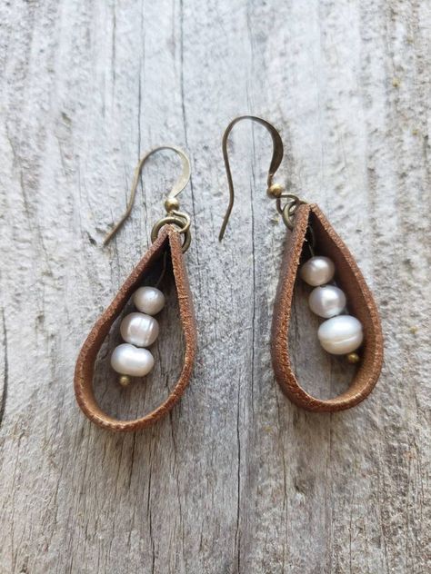 Handmade Leather Freshwater Pearl Loops maggie - Etsy Leather And Pearl Earrings, Leather And Pearls, Handmade Leather Earrings Ideas, Handmade Leather Jewelry Diy, Simple Leather Earrings, Leather Jewellery Ideas, How To Make Leather Earrings, Leather Cord Earrings, Bead Earring Ideas