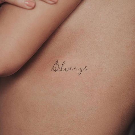 "Always" lettering tattoo on the rib Tiny Harry Potter Tattoos, Always Tattoo, Wörter Tattoos, Harry Tattoos, Hp Tattoo, Bookish Tattoos, Lettering Tattoo, Harry Potter Tattoos, Harry Potter Tattoo