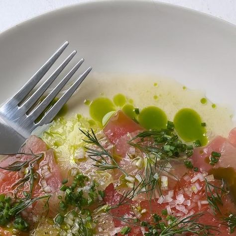 joel bennetts on Instagram: "summer time crudo with @mudaustralia on the dinner plate 

Ingredients:

400g yellowfin tuna (sashimi grade)
1 lemon pith remove & finely sliced into discs
1 lime
1 ruby grapefruit
Olive oil
Sea salt
1 bunch of chives finely chopped
1 handful of picked dill leaves

Method

Slice the tuna into 1⁄2 cm thick pieces.

With the leftover juices from the citrus fruits, combine with olive, salt and make a dressing.

Lay the tuna slices onto your plate then mix and match with the citrus colours and herbs to create your own style.

Top with the dressing, black pepper and more herbs." Joel Bennetts, Tuna Sashimi, Yellowfin Tuna, Citrus Fruits, The Dinner, Instagram Summer, Citrus Fruit, Asian Food, Dinner Plate