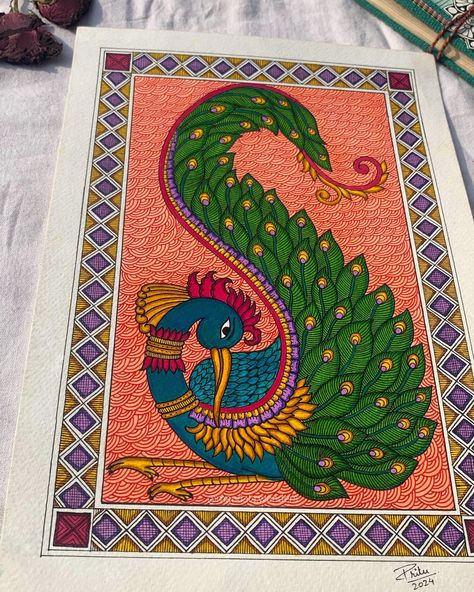 Madhubani style Peacock🦚 . A peacock in the Madhubani painting represents divine love, knowledge, prosperity, and romance. As the feather is in the form of an eye, it is believed that it saves us from the evil and negativity. People keep the feather of a peacock in their homes as a sign of good luck and prosperity. ✨ . Material used: •300 gsm paper from @cansonpaper •Water colour brush pen from @kokuyo.camlin •Triplus Fineliner from @staedtler . . . #mandalawonders #madhubanipainting #mith... Water Colour Peacock Painting, Madhubani Painting Sketches, Small Madhubani Painting, Madhubani Paintings Peacock Design, Peacock Madhubani Painting, Madhubani Rangoli, Painting Ideas Madhubani, Madhubani Art Peacock, Colour Pen Art