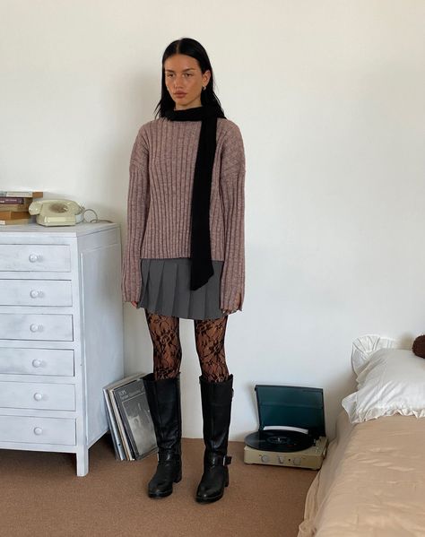 Oversize Long Sleeve Outfit, Autumn Skirt Outfit, Long Skirt Winter Outfit, Nylons Outfit, Long Boots Outfit, Skirt Fall Outfits, Rib Knit Jumper, Autumn Sweaters, Knit Skirts