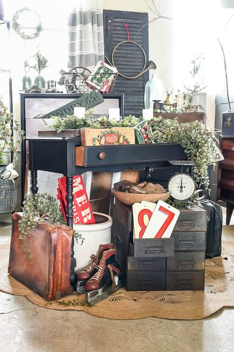 Christmas Vintage Market Booth, Fall Vintage Market Displays, Upcycled Vintage Decor, Christmas Antique Booth Display, Antique Store Displays Vignettes, Antique Booth Vingette, Vintage Booth Christmas Display Ideas, Holiday Booth Display Ideas, Christmas Vintage Booth Display