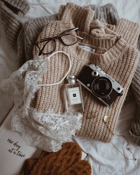 Flatlay Clothes, Flatlay Styling, Cozy Aesthetic, Flat Lay Photography, Clothing Photography, Beige Aesthetic, Brown Aesthetic, Autumn Aesthetic, Ravenclaw