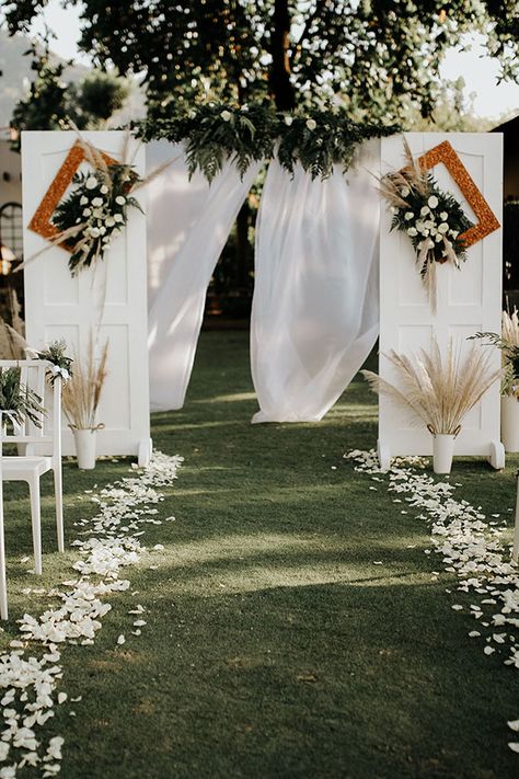 simple romantic rustic white wedding arch ideas Garden Wedding Set Up, Rustic Garden Wedding Decorations, Garden Wedding Backdrop, Simple Garden Wedding, Diy Garden Wedding, White Wedding Arch, Wedding Philippines, Floral Archway, Altar Ideas