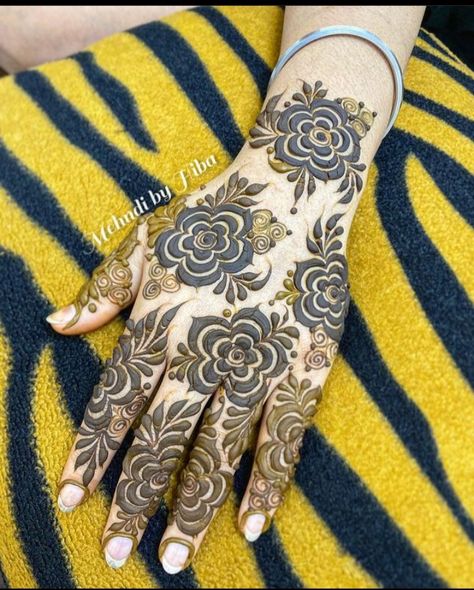 Khafif Flower Mehndi Designs, Dubai Mahendi Design Front Hand Simple, Dubai Mehndi Design Patches, Patch Design Mehendi, Big Flower Mehndi Design, Khafif Henna Designs, Dubai Mehendi Design Simple, Patches Mehendi Design, Mehndi Designs Patches