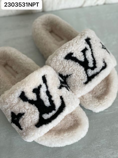 Lv Fluffy Slippers, Louis Vuitton Fluffy Slippers, Louis Vuitton Fur Slides, Luxury Slides Women, Louis Vuitton Sandals Outfit, Louis Vuitton Slides, Louis Vuitton Slippers, Quilted Slippers, Lv Slippers