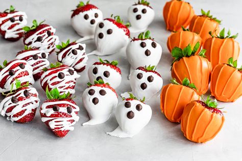 Halloween Strawberries Easy, Halloween Treats With Strawberries, Strawberry Covered Chocolate Halloween, Dessert Ideas Halloween, Ghost Strawberry, Halloween Ghost Strawberries, Chocolate Strawberry Halloween, Ghost Chocolate Strawberries, Chocolate Ghost Strawberries