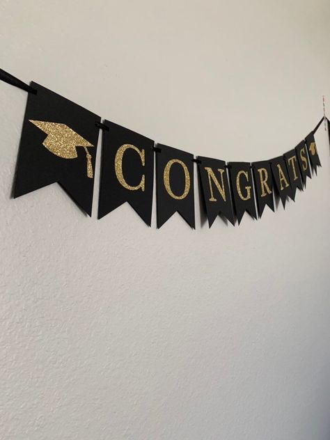 Diy Congratulations Banner, Class Party Decoration Ideas, Graduation Banner Ideas, Diy Graduation Banner, Graduation Decoration Ideas, Graduation Party Colors, Decoration Graduation Party, Graduation Diy Decorations, Diy Graduation Decorations