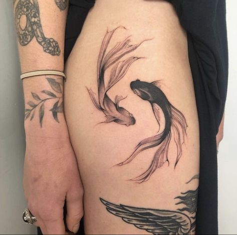 Betta Fish Tattoo, Goldfish Tattoo, Pisces Tattoo Designs, Pisces Tattoos, Hip Tattoos Women, Inspiration Tattoos, Koi Fish Tattoo, Classy Tattoos, Discreet Tattoos