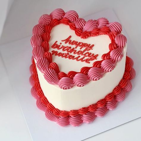 Red Birthday Cakes, Ugly Cakes, 20 Birthday Cake, Vintage Birthday Cakes, Pretty Wedding Cakes, 21st Cake, Pastel Vintage, Pink Birthday Cakes, Red Cake