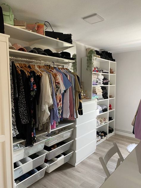 Better Wardrobe Vision Board, Vision Board Wardrobe, Dressroom Ideas, Better Cr Dr Aesthetic, Dressing Aesthetic, Vision Board Categories, Closet Aesthetic, Reach In Closet, First Apartment Decorating