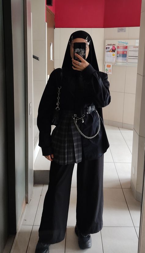 Emo Hijab Outfits, Hijabi Concert Outfit Ideas, Goth Hijabi, Black Outfit Hijab, Hijab Style Tutorial, Muslim Outfits Casual, Hijabi Fashion Casual, Hijabi Style, Casual Hijab Outfit