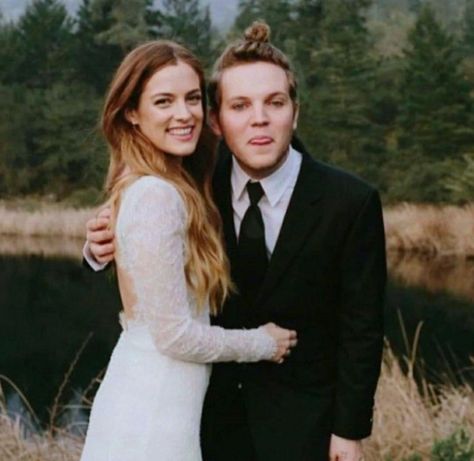 Elvis' Grandkids: Riley Keough on her wedding day with her brother Benjamin Storm Keough on Calistoga Ranch in California, February 2015. They are both looking so happy. Riley Keough Wedding, Benjamin Keough, Riley Keough, Divorced Parents, Elvis And Priscilla, Elvis Presley Photos, Priscilla Presley, Lisa Marie Presley, Graceland