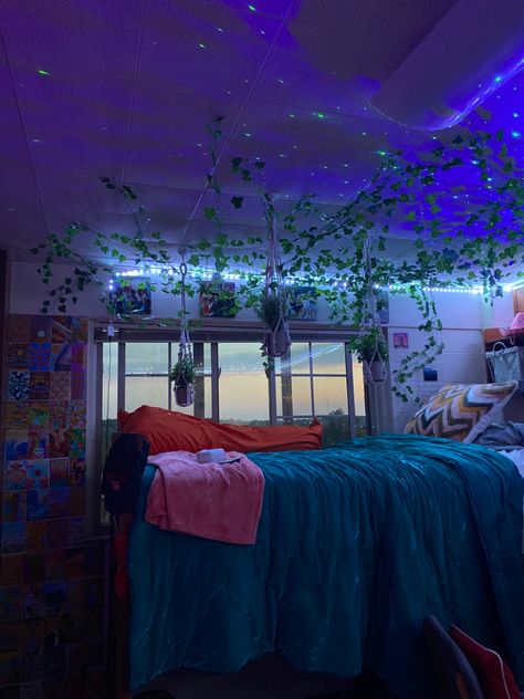 Ivy From Ceiling, Vine On Ceiling Bedroom, Tapestry On The Celling, Ceiling Plants Hanging Bedroom, Vines On Celling Aesthetic, Hanging Vines Bedroom Ceilings, Plant Ceiling Decor Bedroom, Plants Hanging From Ceiling Bedroom, How To Hang Vines From Ceiling