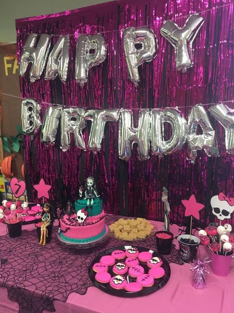 Monster High Party Monster High Slumber Party, Monster High Themed Birthday Party, Monster High Snacks, Monster High Quinceanera, Monster High Bday Party, Monster High Themed Party, Monster High Theme Party Ideas, Monster High Birthday Party Decorations, Monster High Party Decorations