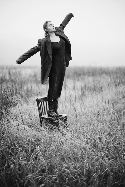 Chair In Field Photoshoot, Chair In A Field Photo Shoot, Outdoor Photography Poses, Wedding Outdoor Photography, Selfie Ideas Poses, Poses Outdoor, Lake Photoshoot, Outdoor Portrait, Photographie Portrait Inspiration