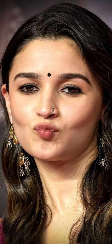 Alia Bhatt Hairstyles, Allu Arjun Hairstyle, Actress Without Makeup, Glamour Beauty, Alia Bhatt, Beautiful Smile Women, Girl Body, An Artist, Long Hair