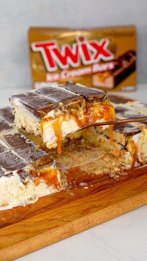 Twix Ice Cream Bar Cake Ice Cream Bar Cake, Twix Ice Cream Bar, Twix Ice Cream, Twix Cake, Easy Home Meals, Ice Cream Bar Recipe, Frozen Deserts, Ice Cream Alternative, Ice Cream Sandwich Cake