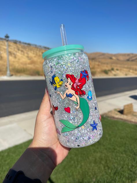 Kids Tumbler Ideas, Friends Snowglobe Tumbler, Vasos Aesthetic, Snowglobe Glass Tumbler, It Snowglobe Tumbler, Disney Snowglobe Tumbler, Ariel Tumbler Cup, Glass Snowglobe Tumbler, Snowglobe Tumblers