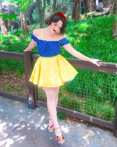 Allison Erland [as Snow White] (Cosplay by Damfino @Instagram) #SnowWhiteAndTheSevenDwarfs #Disneybounding Snow White Disneybound, Retro Outfit Ideas, Disneyland Dress, Snow White Outfits, Snow White Cosplay, Disney Bound Outfits Casual, Princess Inspired Outfits, Disney Dress Up, Disney Themed Outfits