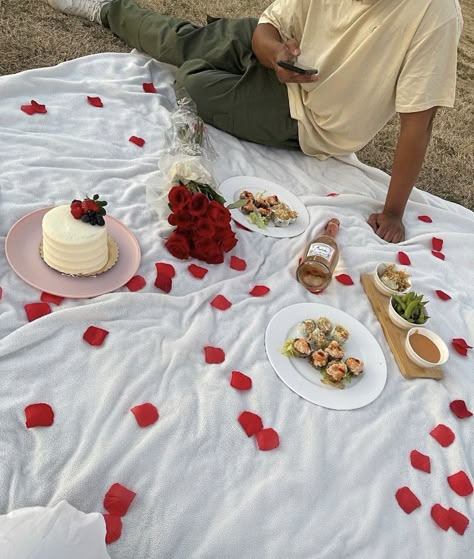 Cute Picnic Date Ideas Romantic, Anniversary Food, Girlfriend Proposal, Picnic Pictures, Outing Ideas, Surprise Birthday Decorations, Romantic Date Night Ideas, Picnic Inspiration, Anniversary Surprise