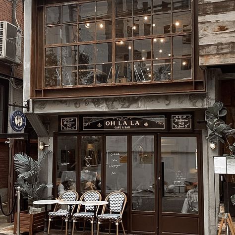 Aesthetic city Bookstore Cafe, Vintage Icons, Rose Rouge, Home Building Design, Dark Academia Aesthetic, Pretty Photos, Brown Aesthetic, Aesthetic Themes, Cafe Interior