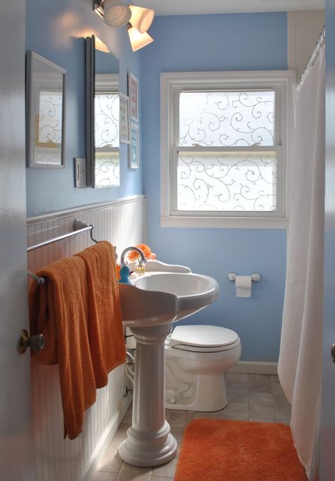 I love the colors of this bathroom -and the frosted design on the window for light/privacy! Orange And Blue Bathroom, Burnt Orange Bathroom, Bathroom Colors Blue, Orange Bathroom Accessories, Orange Bathroom Decor, Bathroom Blue, Teal Bathroom, Orange Bathroom, Blue Bathroom Decor