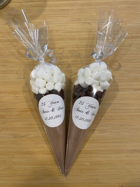 Hot Chocolate Giveaway Gift Ideas, Hot Chocolate Sachet, Hot Chocolate Baby Shower Favors, Winter Baby Shower Favors, Hot Chocolate Party Favors, Diy Baby Shower Favors, Chocolate Favors Baby, Hot Chocolate Wedding Favors, Hot Chocolate Favors