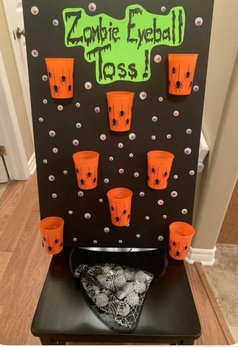 Easy Halloween Crafts For Kids, Halloween Carnival Games, Veselý Halloween, Läskig Halloween, Halloween Themed Birthday Party, Fun Halloween Party Games, Dekorasi Halloween, Halloween Party Activities, Halloween Class Party