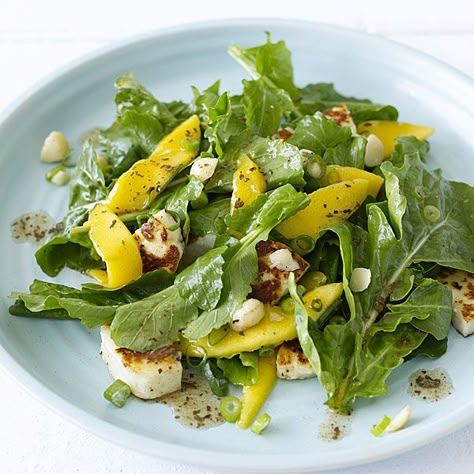 Mango, haloumi and macadamia rocket salad | Healthy Recipe | WW Australia Prawn Salad, Halloumi Salad, Rocket Salad, Couscous Salat, Salad Healthy, Side Dishes Recipes, Mango Recipes, Mango Salad, Christmas Cooking