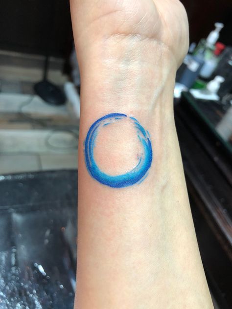 Ensõ circle on blue.  Ensō (円相) is a Japanese word meaning “circle” and a concept strongly associated with Zen. Ensō is one of the most common subjects of Japanese calligraphy even though it is a symbol and not a character. It symbolizes absolute enlightenment, infinity, strength, elegance, the universe, and the void; it can also symbolize the Japanese aesthetic itself. As an “expression of the moment” it is often considered a form of minimalist art Blue Circle Tattoo, Enso Symbol Tattoo, Mindfulness Symbol, Enso Tattoo, Enso Symbol, Japanese Word Meaning, Enso Circle, Minimalist Tattoo Meaning, Untethered Soul