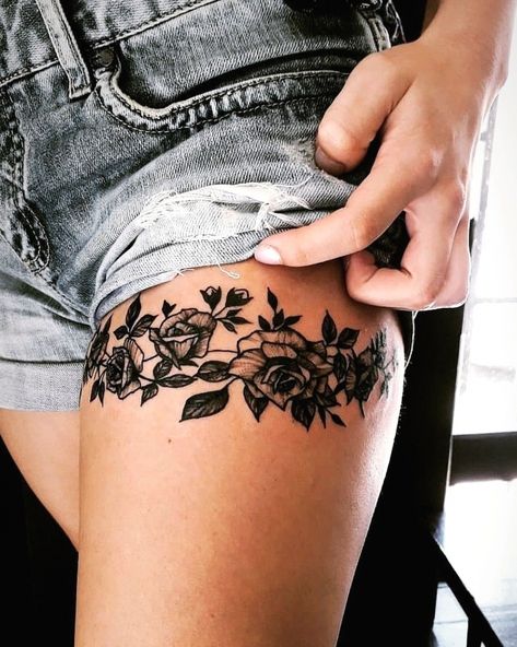 Tatuagem na coxa de rosas #smalltattoo #tattoosforwomen Thigh Garter Tattoo, Upper Leg Tattoos, Upper Thigh Tattoos, Cute Thigh Tattoos, Garter Tattoo, Tato Minimal, Tattoo Rose, Hip Tattoos Women, Leg Tattoos Women